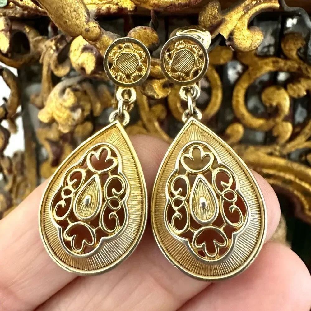 Gold tone vintage teardrop clip on earrings